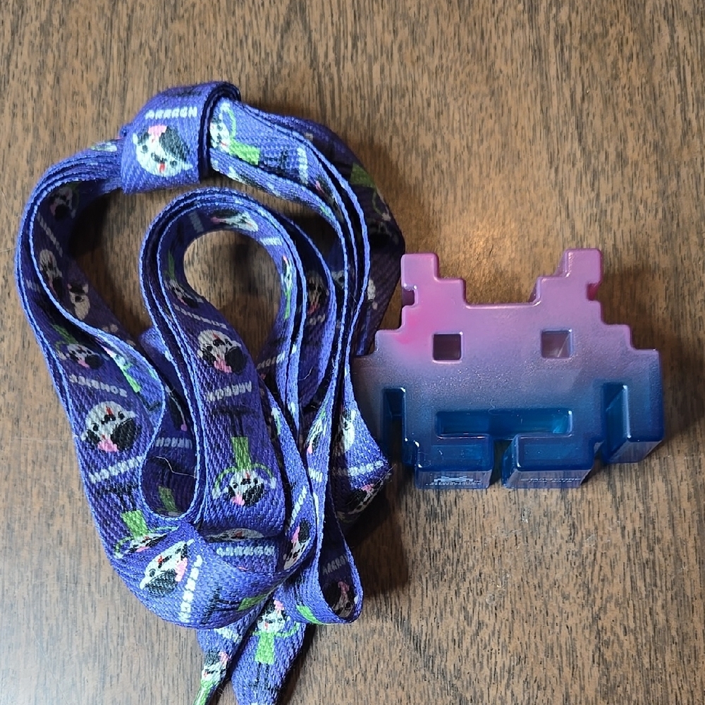 Space‎ Invader Mini Vinyl Figure 2" & Zombie Shoelaces
